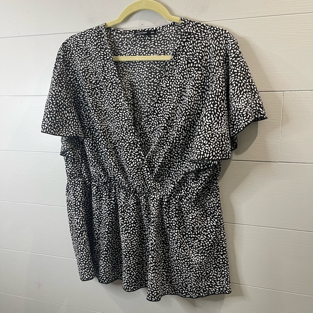 SHEIN Curve | Short Sleeve Black & White Blouse Size 2X - Picture 8 of 8